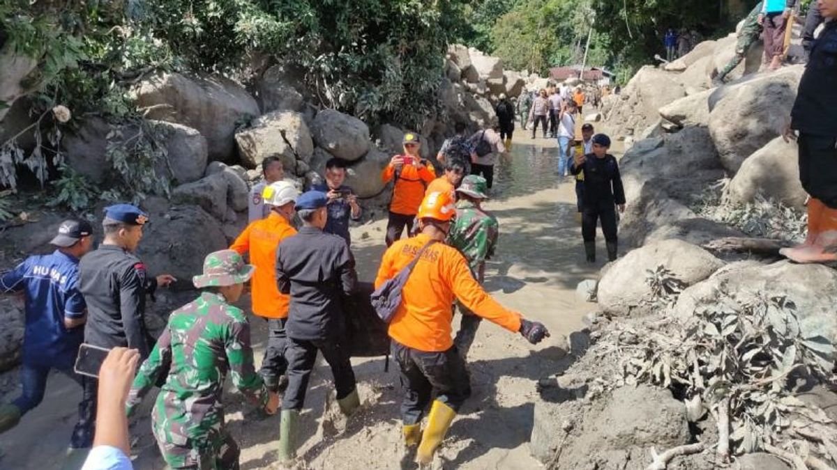 北苏门答腊Humbahas山洪暴发导致200名居民流离失所