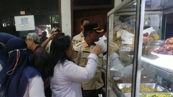 Satpol PP Jakarta Utara interdit aux commerçants de vendre des repas à base de viande de chien: « Le porc est acceptable »