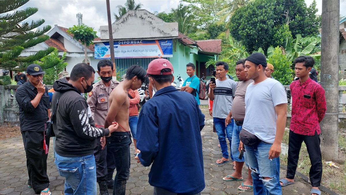 ODGJ Men In Banyuwangi Rage Bringing Wood, Almost Gets Beaten By Residents