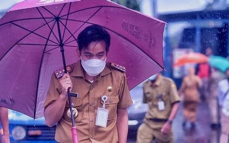 Payung Pink Keunguan Mas Gibran, di Balik Instruksi Benahi Drainase Agar Banjarsari Tak Banjir Lagi