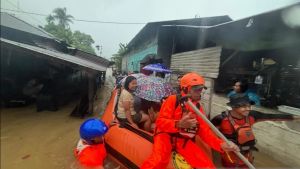 Warga Tapteng Bisa Bertukar Kabar, Manfaatkan Akses Komunikasi di Pos Pengungsian 