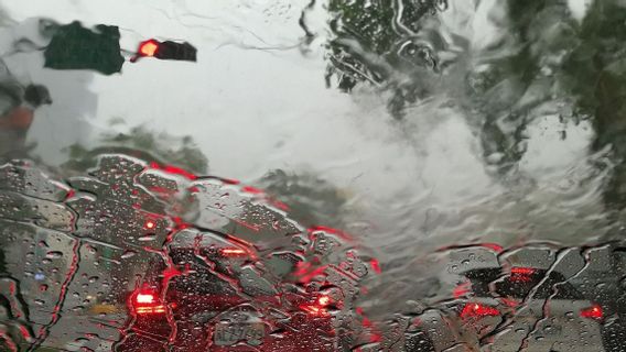 BMKG Jelaskan Pemicu Hujan Es di Depok Meski Masuk Musim Kemarau