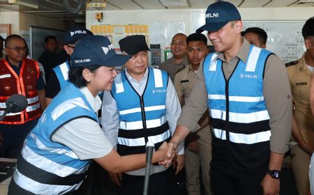 Menko AHY Sapa Penumpang KM Labobar di Pelabuhan Tanjung Priok