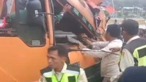 1 Orang Tewas Usai Truk Fuso Rem Blong Tabrak Pohon Saat Menuju Pintu Masuk Pelabuhan Bakauheni