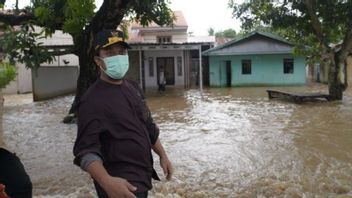 Pantau Banjir di Takalar, Plt Gubernur Sulsel Jalan Kaki Sejauh 2 Km