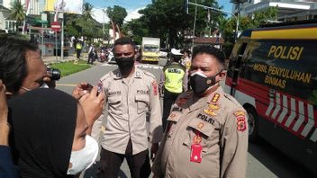 警察驱散反对安汶微规模社区活动限制的抗议者