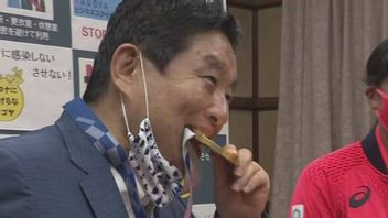 Nagoya Mayor Bites Miu Goto Gold Medal, Citizen: Germ Medal