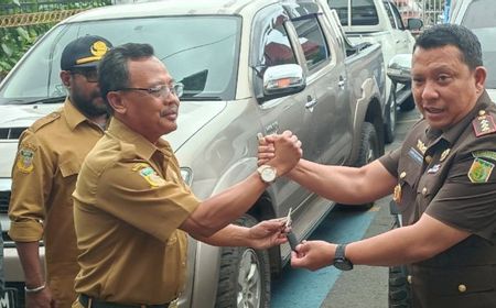 Kejari Jayapura Serahkan 10 Mobil Milik Pemkab Mamberamo Raya yang Dikuasai Pensiunan ASN