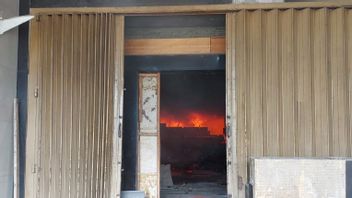 Shophouse In Makassar Fires, Needs 22 Fire Cars To Put Out The Fire