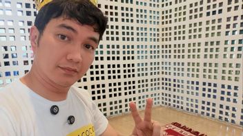 阿尔迪·塔赫尔（Aldi Taher）对乌斯塔斯（Ustaz）的“一切都是上帝的”说法进行了抨击：如果我不使用它，我会自大