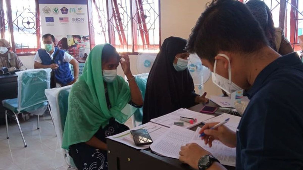 As Many As 93 Rohingya Immigrants In Lhokseumawe Aceh Take The First Dose Of COVID-19 Vaccination