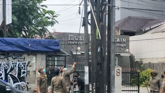 Sud De JakartaL’unité De Police Des Services Civiles Supprime Tous Les Attributs Ormas Volant Dans Les Rues