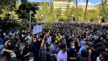 المظاهرات المتضررة من وفاة مهسا أميني تنتشر على نطاق واسع بشكل متزايد ، وحث 397 مواطنا إندونيسيا في إيران على عدم المشاركة