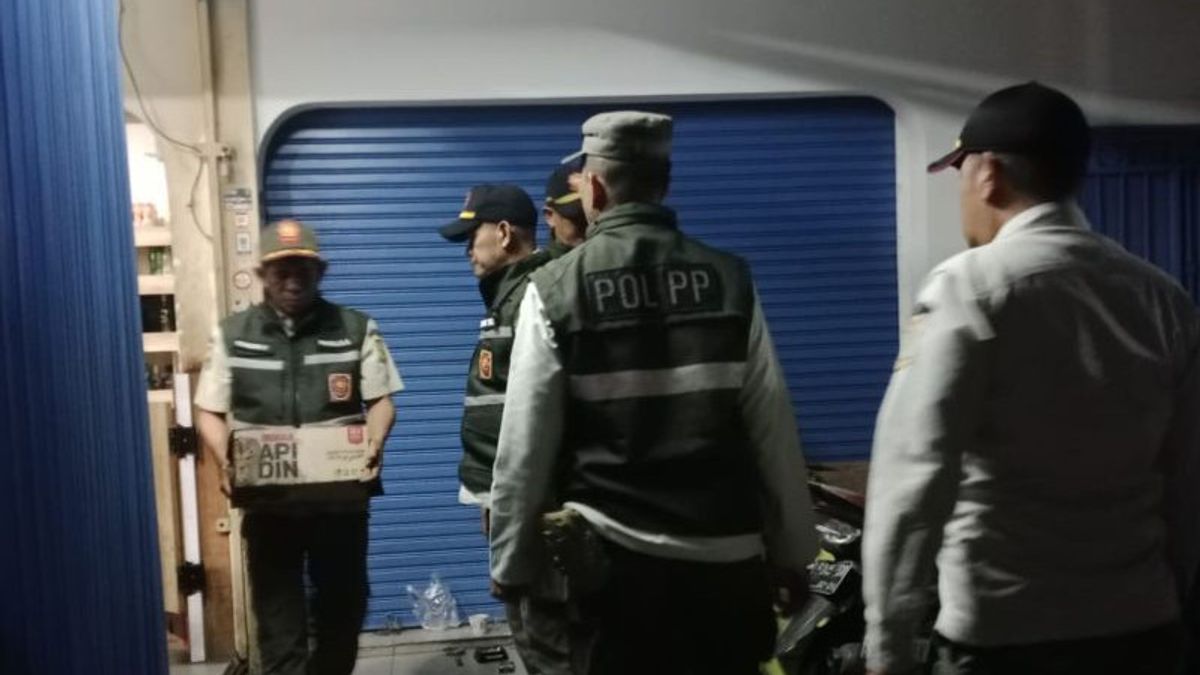Ramadan Enforcement: Hundreds of Illegal Miras Bottles Seized in Tebet and Kebayoran Baru