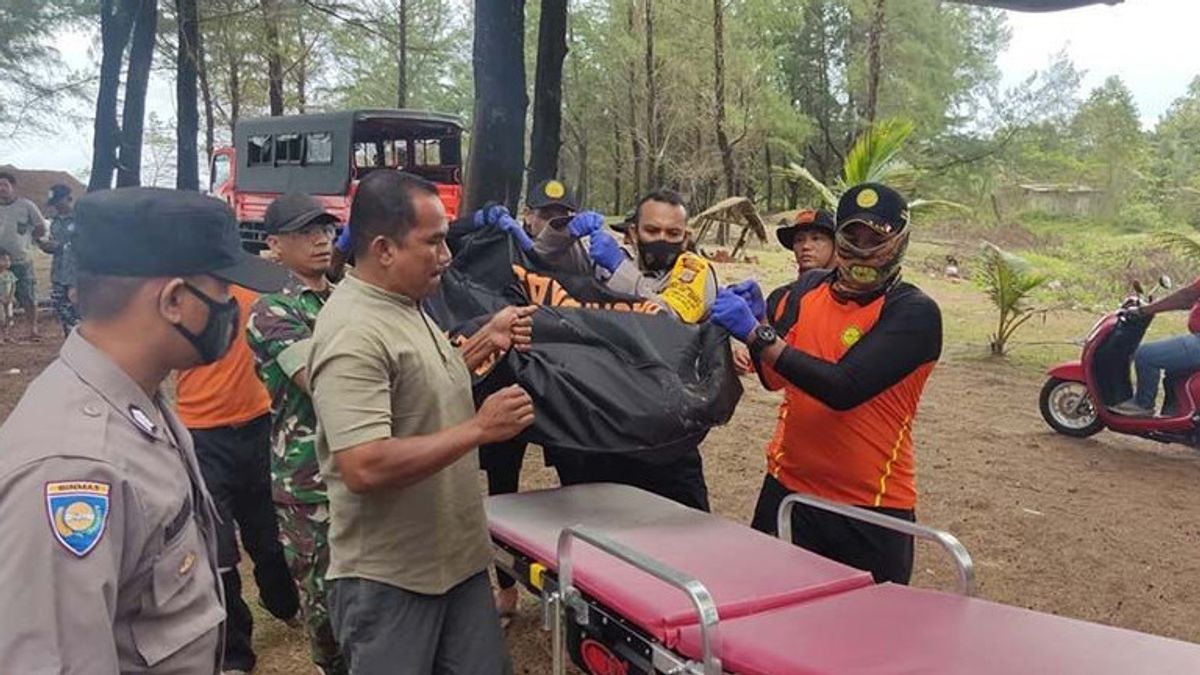 The Search And Rescue Team For The Evacuation Of The Bodies Of Anglers Dragged By The Currents Of Lhoknga Beach, Aceh Besar