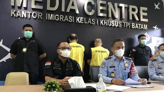 バタム島で居住許可証に違反し、マレーシアとシンガポールからの外国人2人が強制送還