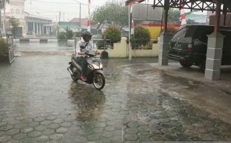 Warga Palangka Raya Diminta Waspada Cuaca Ekstrem, Hindari Berteduh di Bawah Pohon