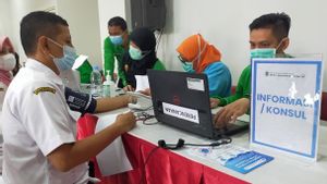 Ribuan Guru di Surabaya Suntik Vaksin COVID-19 