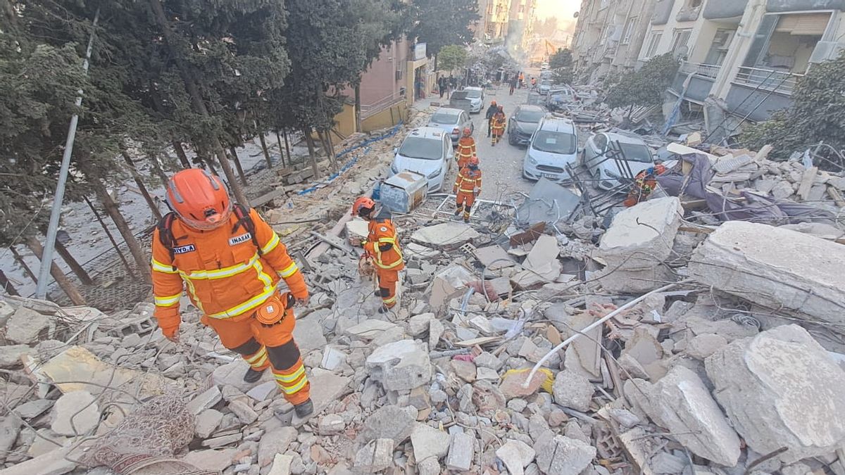 The INASAR Team Finds 4 Bodies Of Turkish Earthquake Victims Covered In BUILDINGs