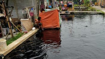 6 Sungai di Bekasi Tercemar Limbah Industri, Air Berwarna Gelap Berbau Busuk Bahkan Berasap