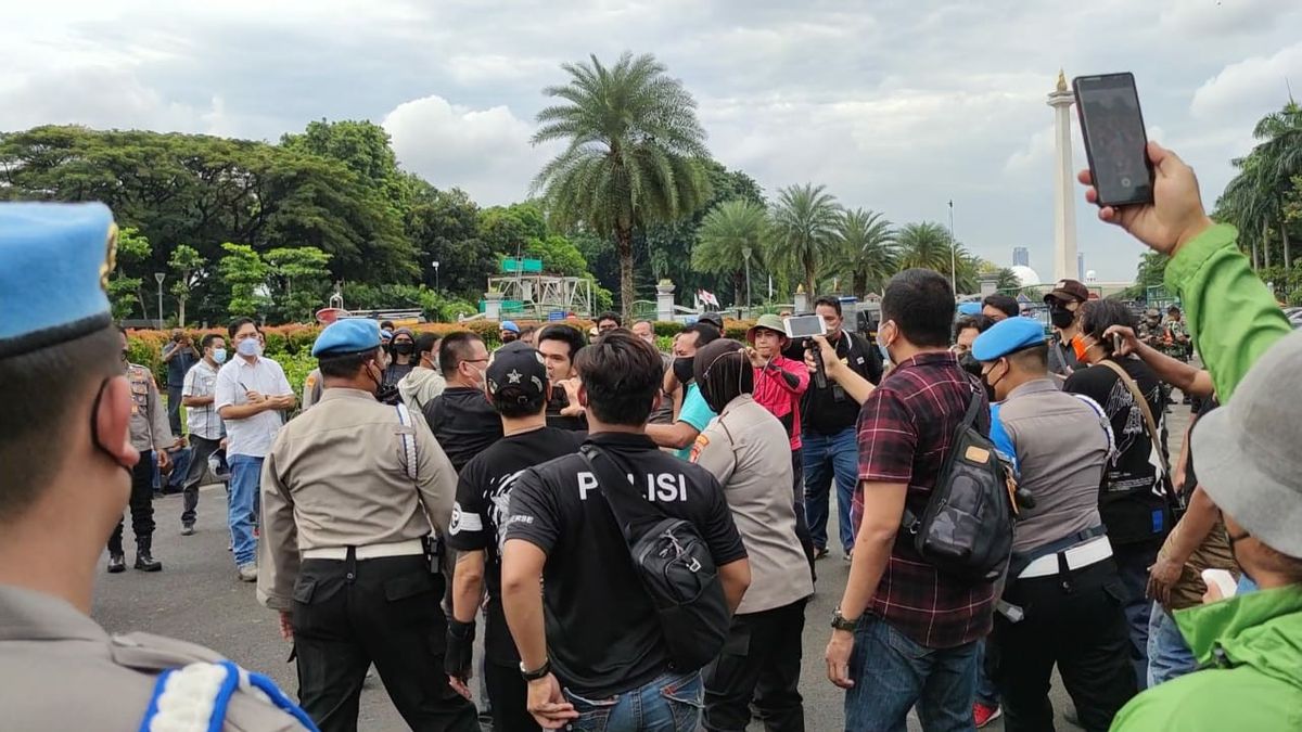 Pria Diduga Provokator Diamankan Polisi dari Demo Mahasiswa, Berusaha Melawan Sambil Berteriak ‘Saya juga Masyarakat’