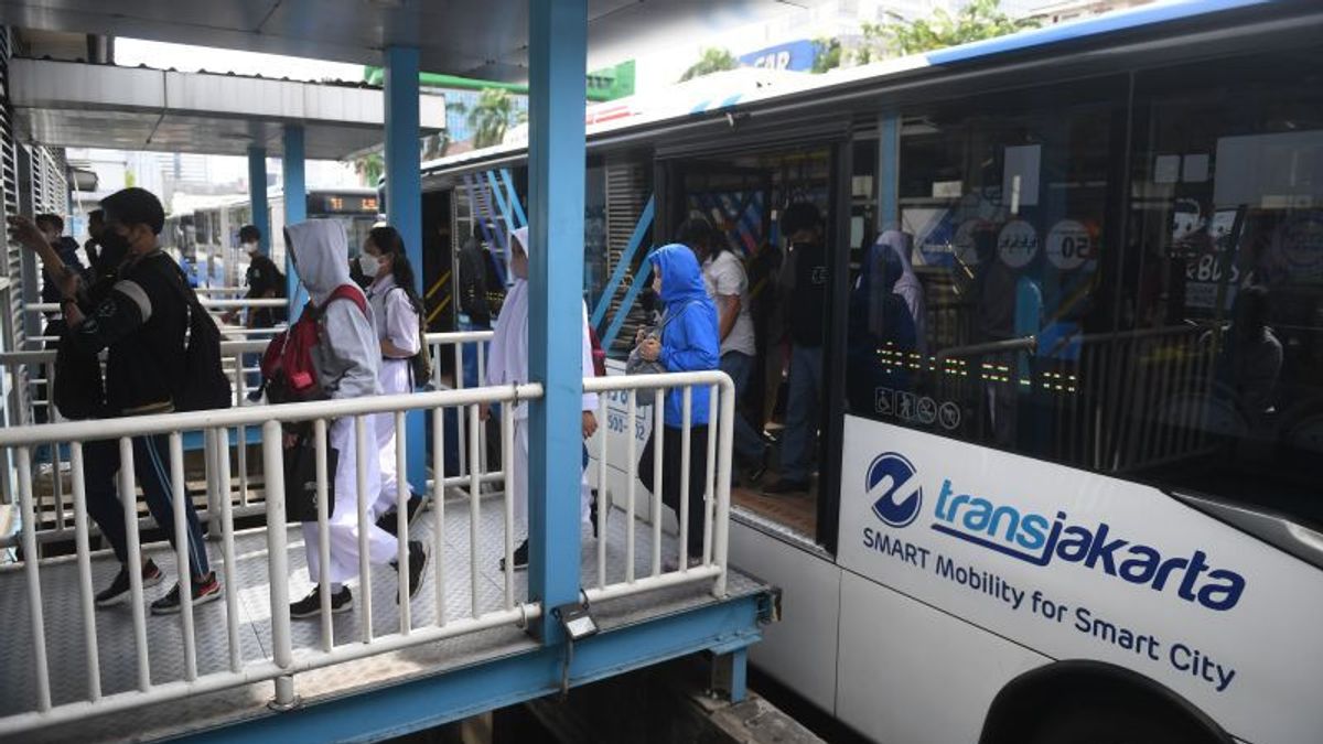 Transjakarta Passengers Are No Longer Required To Wear Masks