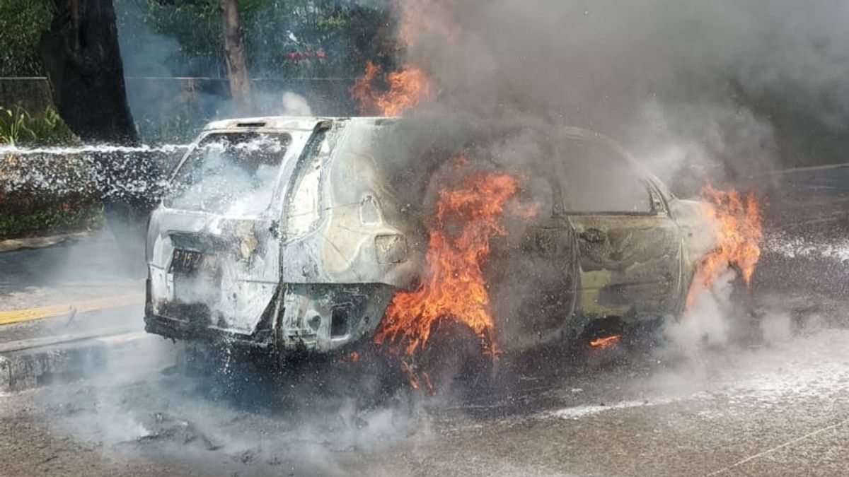 Waduh, Nissan Extrail di Jalan Yos Sudarso Terbakar Gegara Korsleting Listrik