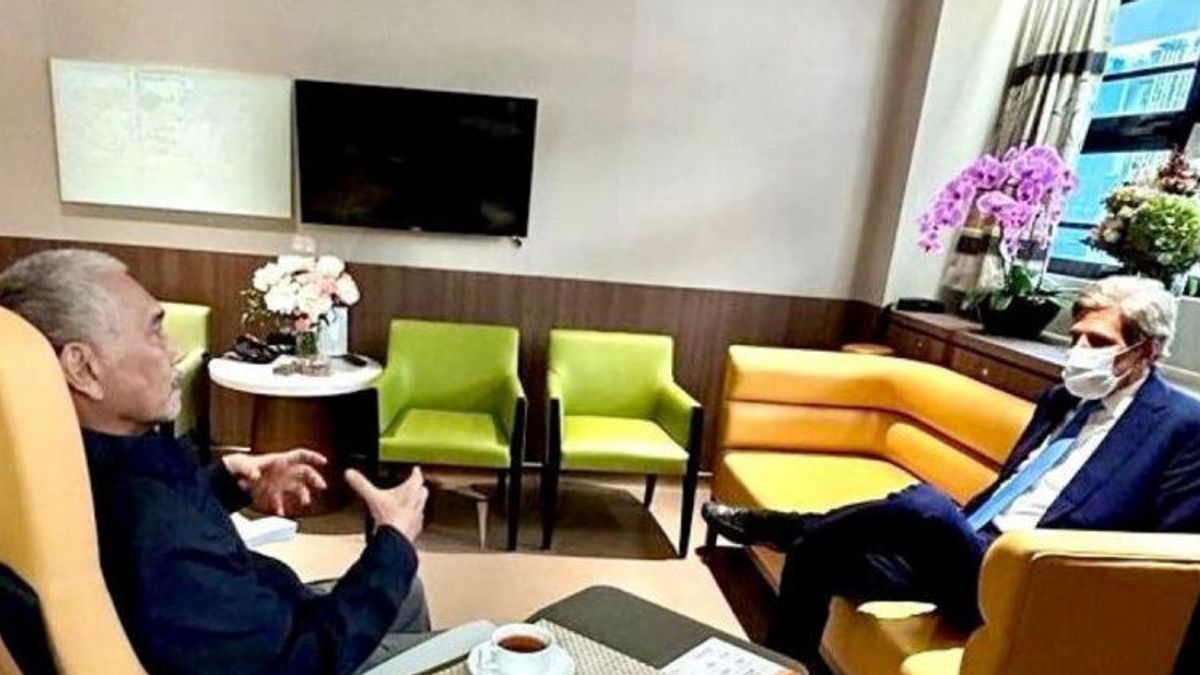 卢胡特在新加坡会见约翰·克里(John Kerry),讨论排放问题,在他康复期间