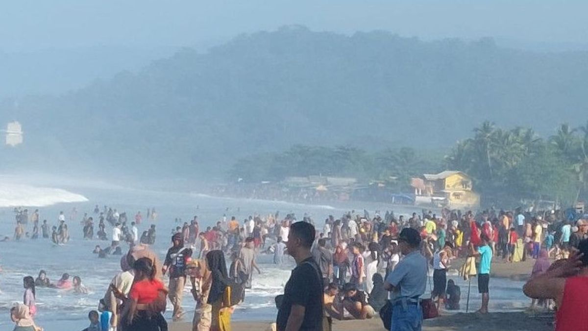 Holidays After Sukabumi Beach Tourism Objects Are Still Crowded With Visitors