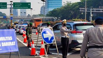 Des Officiers établissent Un Poste De Commandement De Blocage Routier à Tangerang Avant Le Niveau 3 Du PPKM