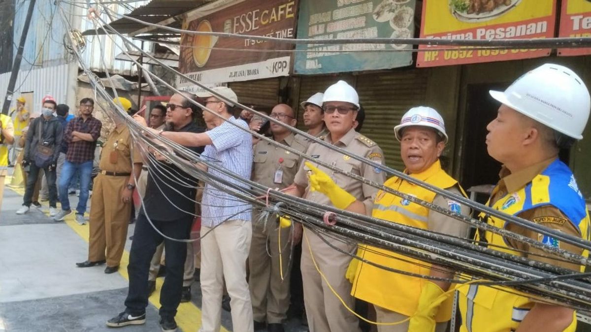 Tangled Cables in Central Jakarta Have Been Tied Up So as Not to Disturb Road Users