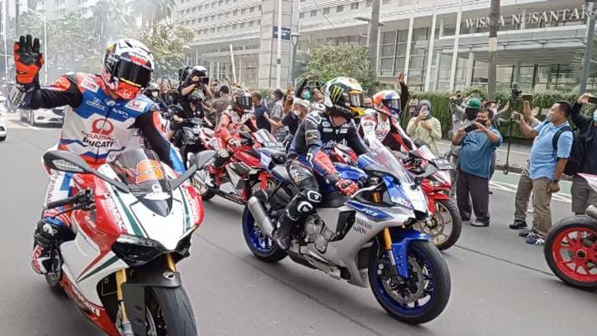 Berkerumun di Bundaran HI, Warga Antusias Melihat Parade MotoGP