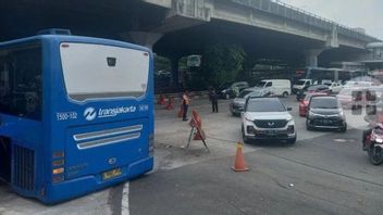 トランスジャカルタのバスがケラパゲーディングでアスファルトに衝突、警察が介入して渋滞を規制