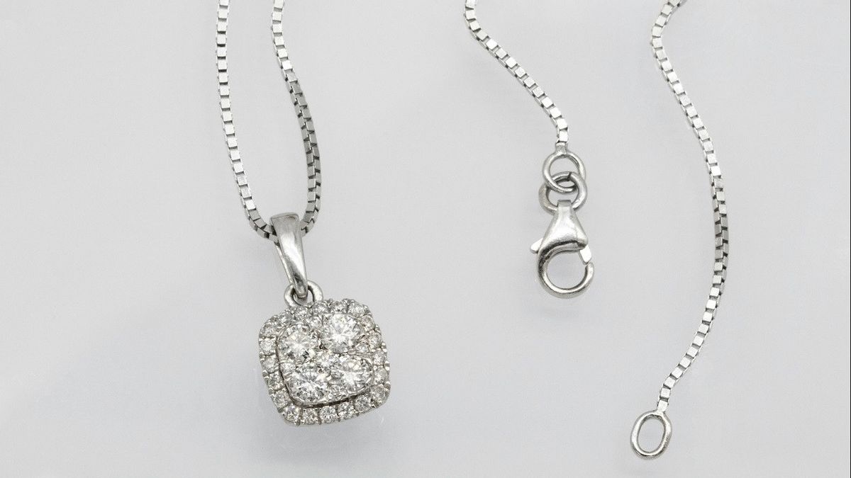 警察が米国の女性に偽の宝石を売るために狩、価格がIDR 59千、価格が110億ルピアで販売