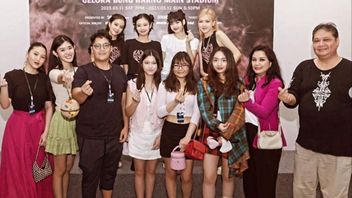 エアランガ・ハルタルトと彼の家族が今日、2023年3月15日に思い出したBLACKPINKと一緒にいる