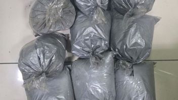 La police de Kudus, Pelototi, vend des matières premières pour pétards sur les médias sociaux