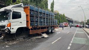 Truk Galon Air Mineral Kecelakaan, Ceceran Oli Mobil Penuhi Jalan