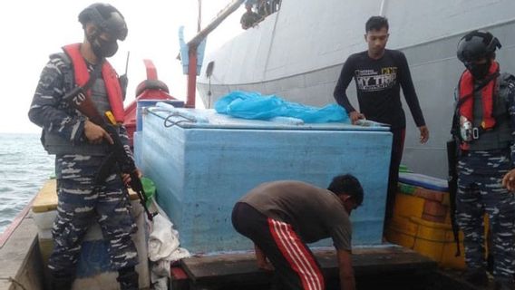 Coral Reefs Damaged Using Illegal Trawls, 2 Fishing Boats Ambushed By The Indonesian Navy In Peureulak Waters, East Aceh