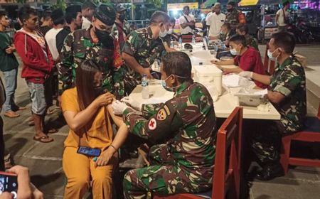 Tim Vaksinasi TNI-Polri Gelar Percepatan Vaksinasi pada Malam Hari di Pasar Jelojok