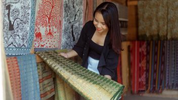 バティックからテンヌまで、伝統的なファッションの雰囲気を持つファッションスタイルを組み合わせるための5つのヒント