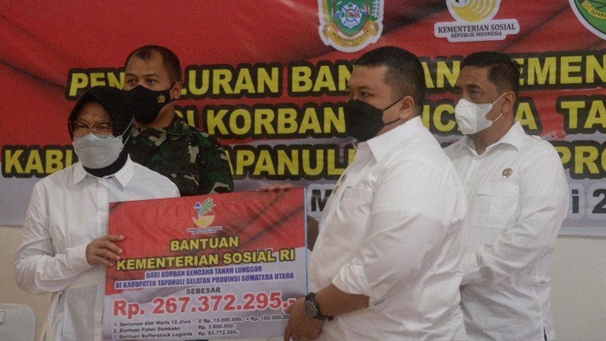 State Presents In The Middle Of Grief, Minister Of Social Affairs Risma Brings Compensation Of IDR 267 Million To Tapsel