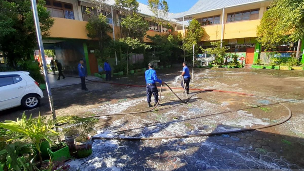 Disdamkar Makassar Segera Selesaikan Penyemprotan Disinfektan di 800 sekolah