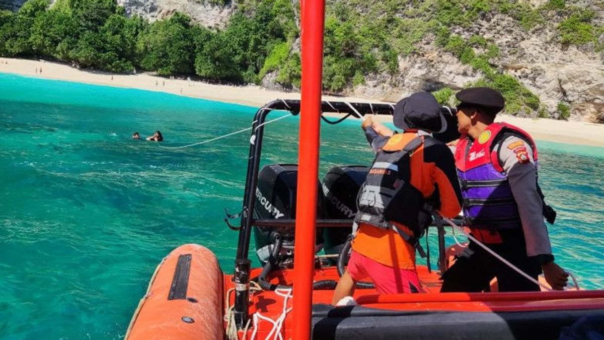 Tim SAR Evakuasi WNA Mesir Cedera saat Berenang di Pantai Kelingking Nusa Penida Bali