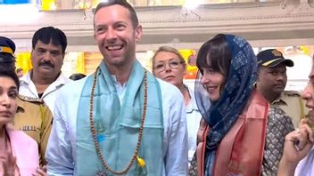 Dikabarkan Putus, Chris Martin dan Dakota Johnson Gandengan di Mumbai