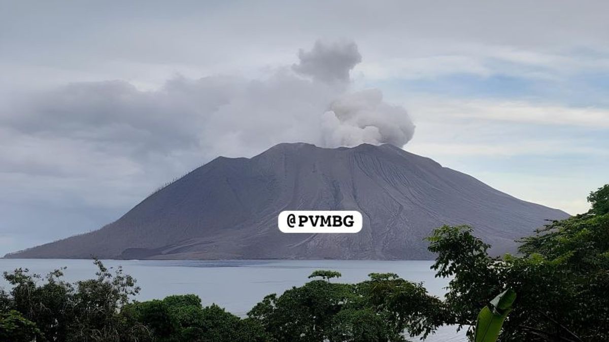 Friday Morning, North Sulawesi Space Mountain Issues White Smoke