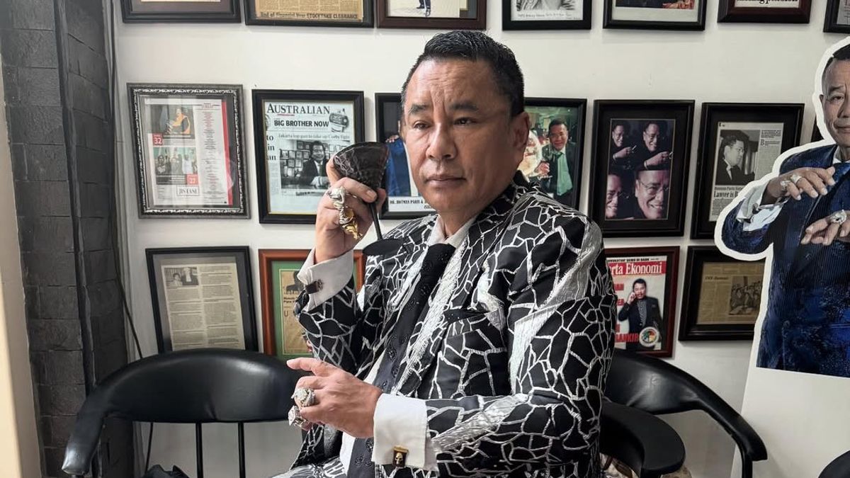Hotman Paris Ungkap Filosofi di Balik Penampilan “Bling-Bling”-nya: Itu Modal Bisnis