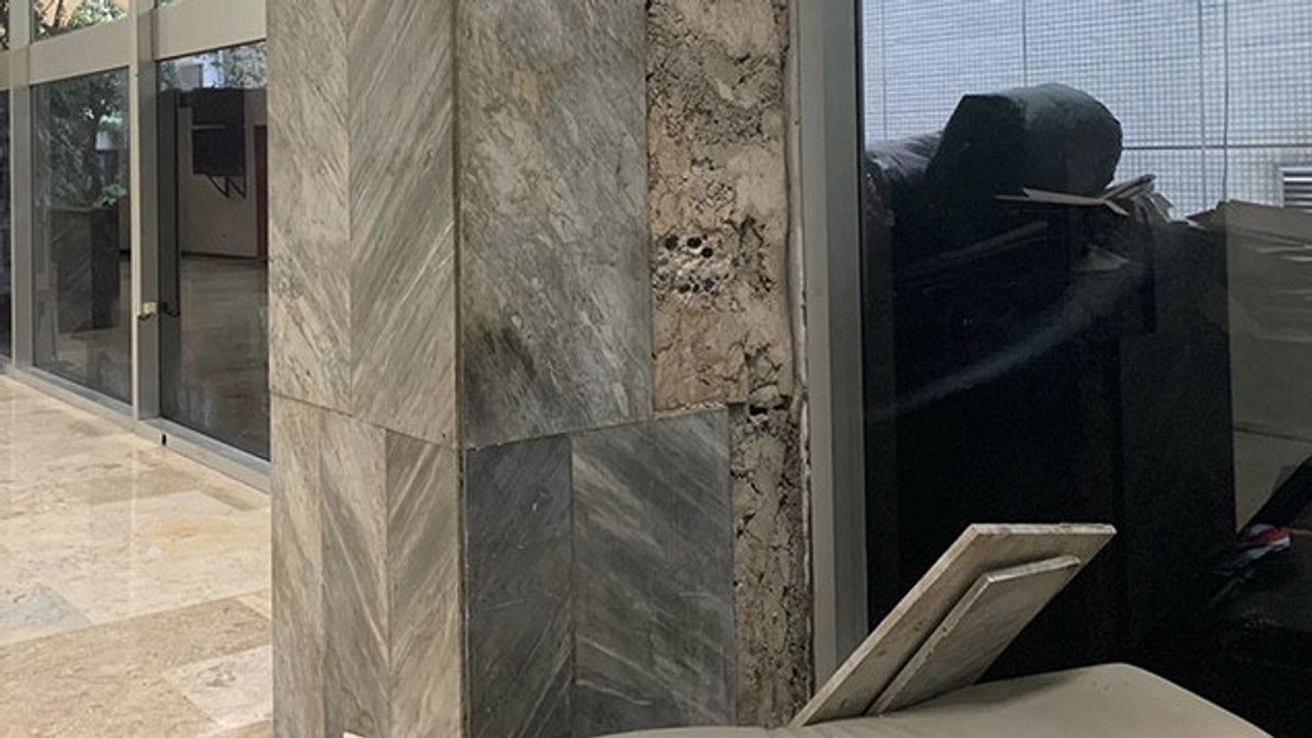 Marble On The Pillar Walls Of The DPR Building Dislodged, Secretary General Of The DPR: Old Buildings, Materials Starting To Get Worn Out