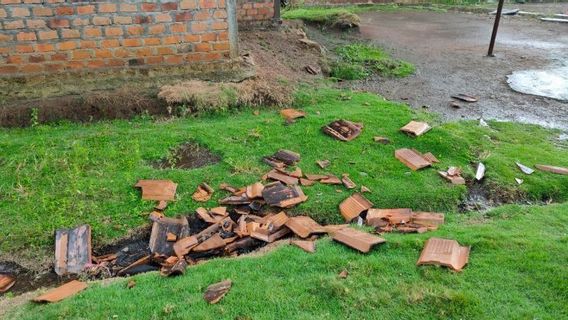 Hail Accompanied By Strong Winds Damages Residents' Houses In East OKU