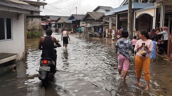 丹戎槟榔武吉士村的罗布洪水泛滥，水淹没了房屋并损坏了家具