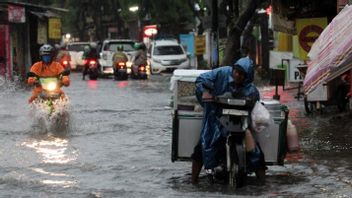 حكومة مدينة سورابايا تستعد لبوزيم لمنع الفيضانات قبل موسم الأمطار